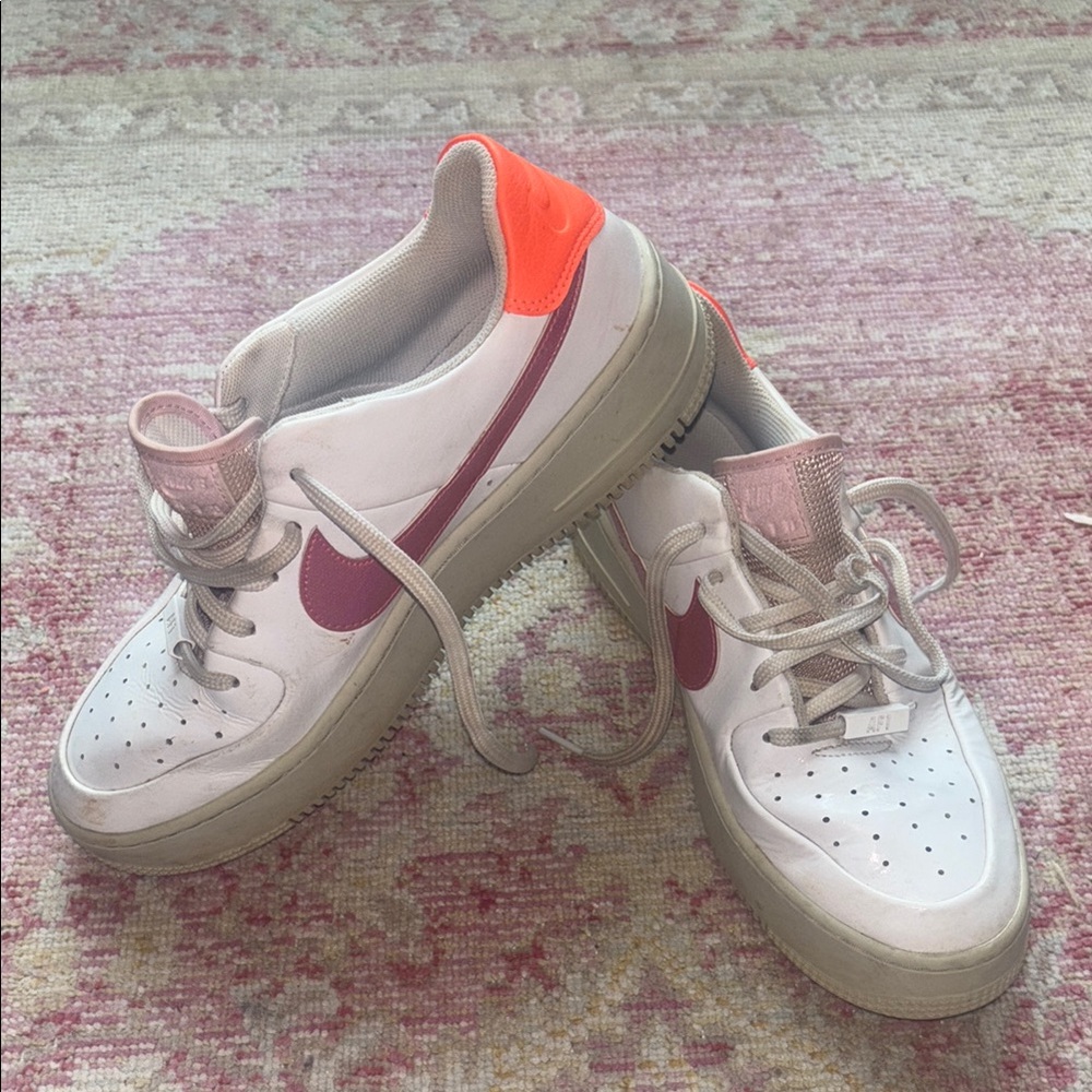 Nike White and Pink Sneakers Classic Athletic Design